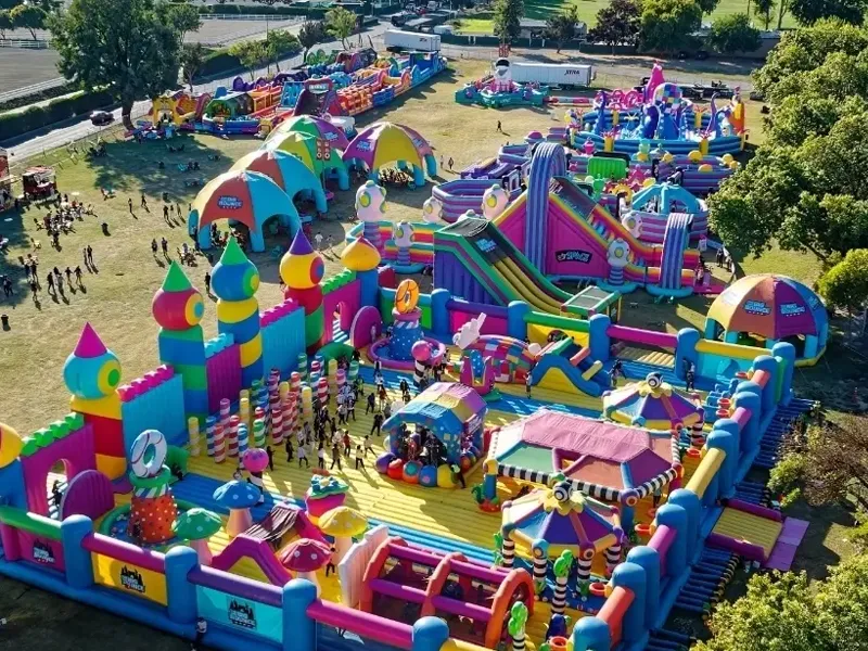 کدام ماده برزنتی برای استفاده طولانی مدت در فضای باز مناسب تر است؟